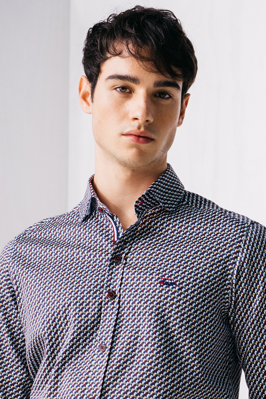 Camisa hombre estampado geométrico retro con detalle en puños