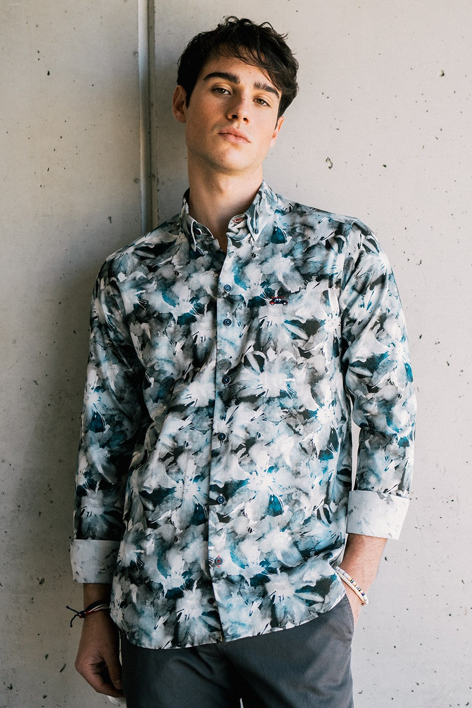 Camisa hombre estampado abstracto de flores con efecto acuarela