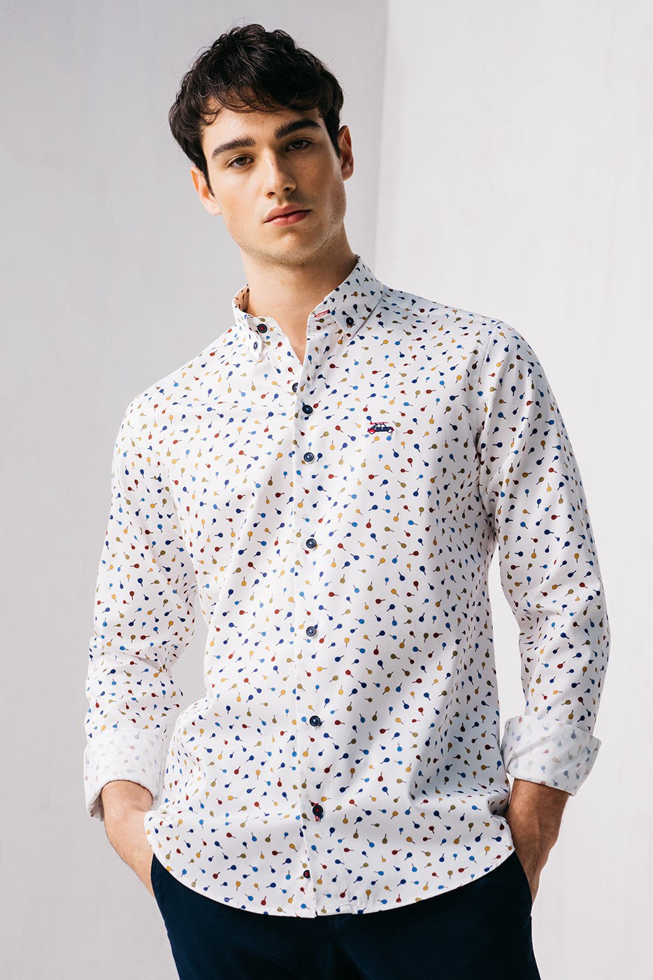 Camisa hombre estampada con raquetas de tenis de colores