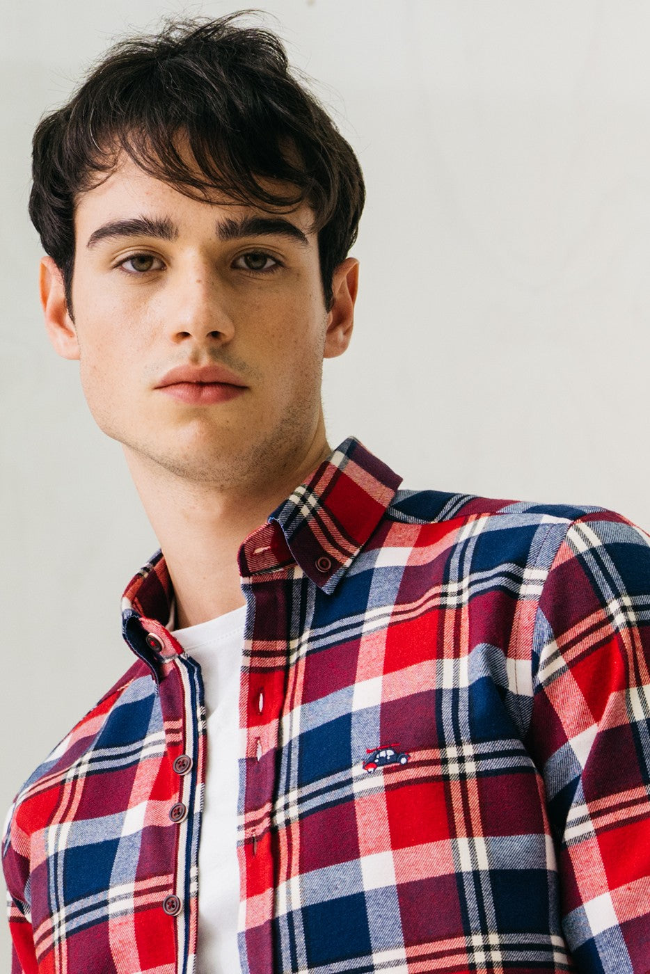 Camisa de ligera franela de cuadros escoceses en tonos rojos, marino y blanco