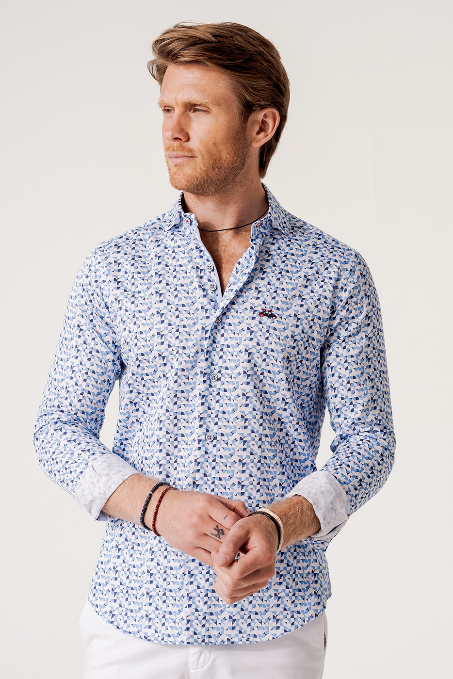 Camisa slim fit estampado geométrico tonos azules