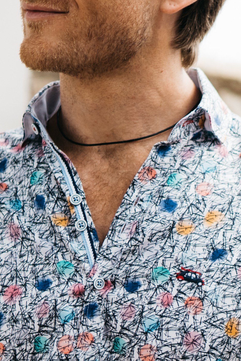 Camisa regular fit estampado abstracto multicolor
