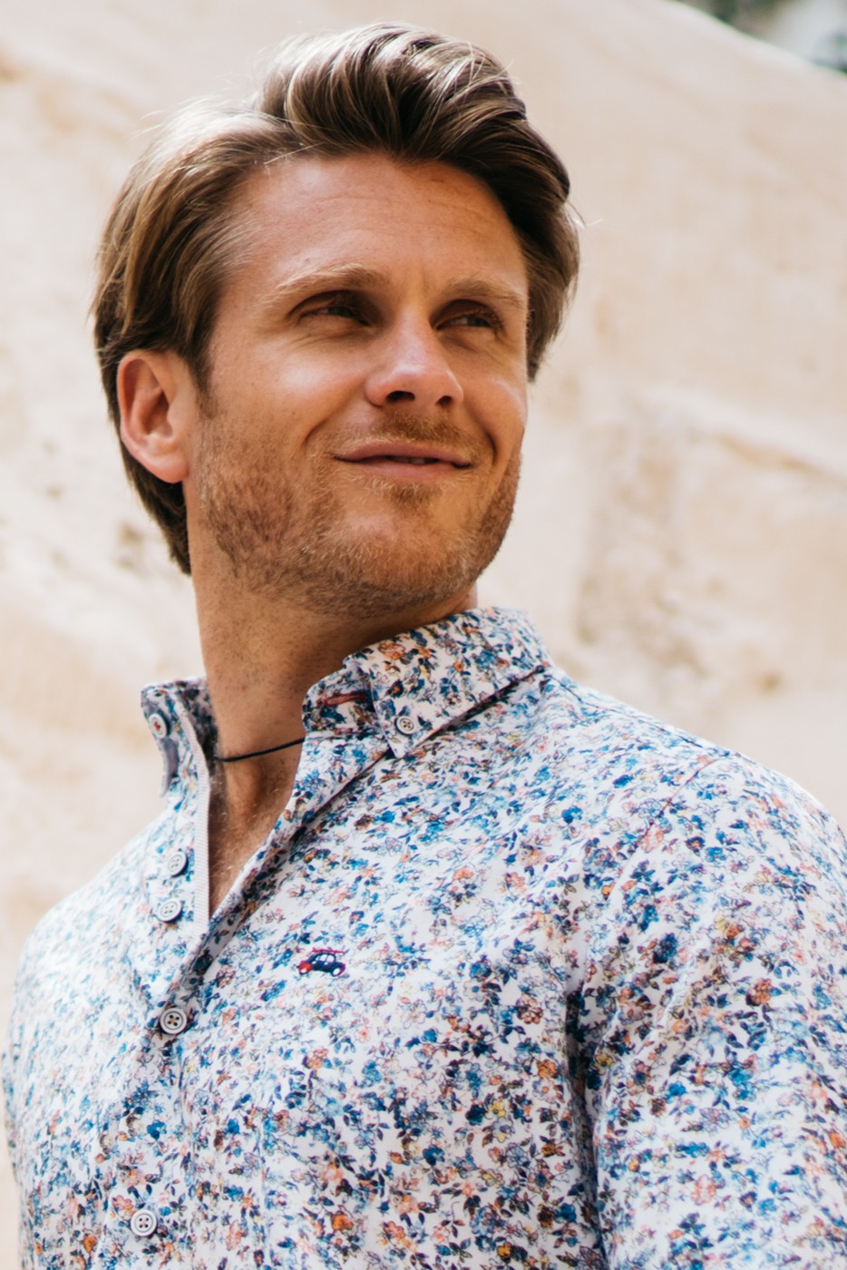 Camisa estampada slim fit flores multicolor