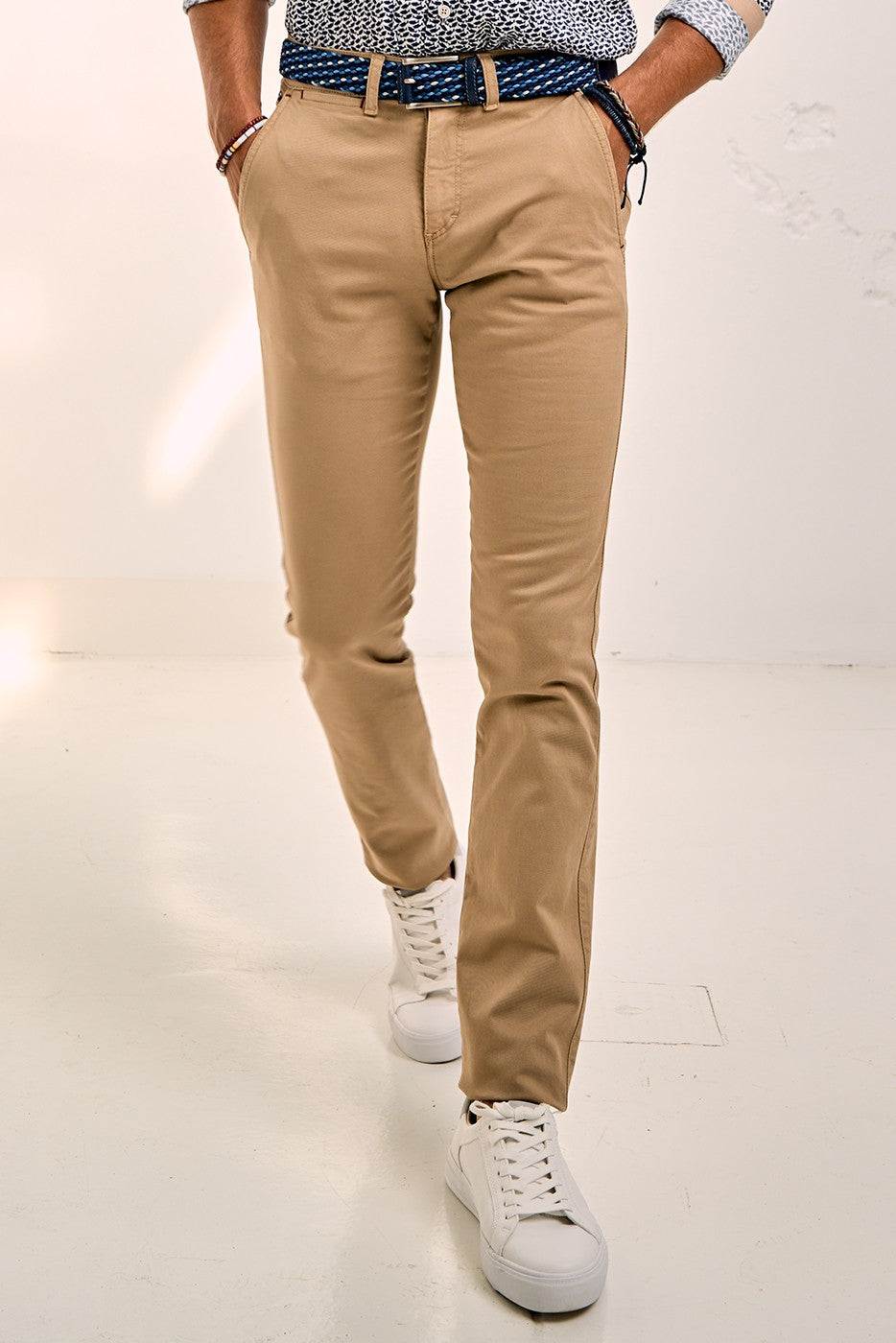 Pantalón chino slim fit color camel