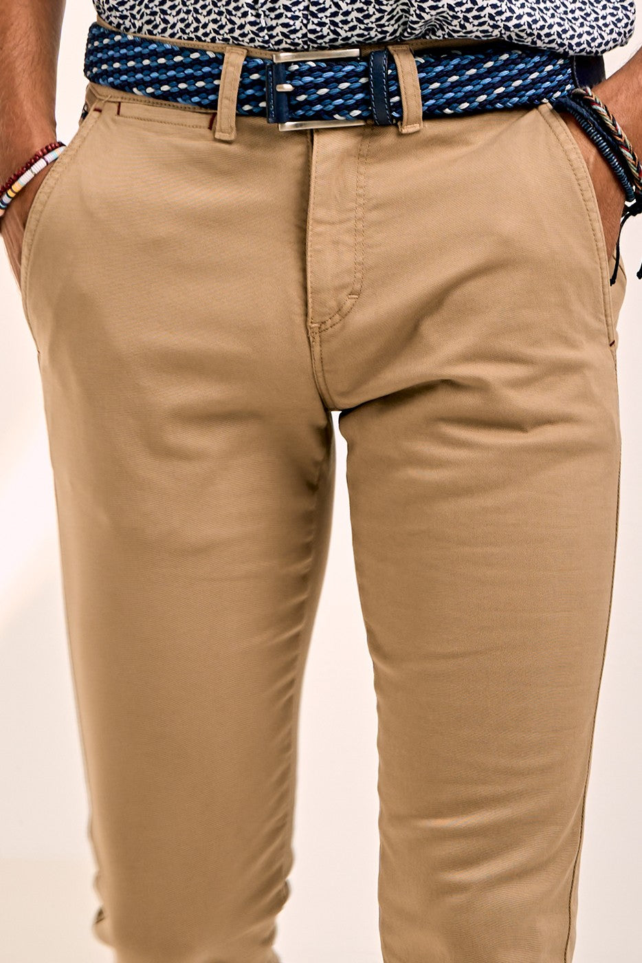 Pantalón chino slim fit color camel