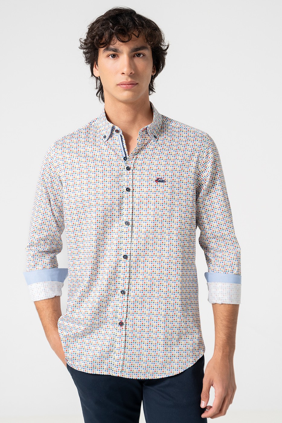 Camisa estampada cuadraditos colores fondo blanco