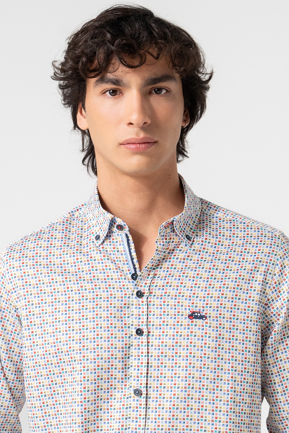Camisa estampada cuadraditos colores fondo blanco