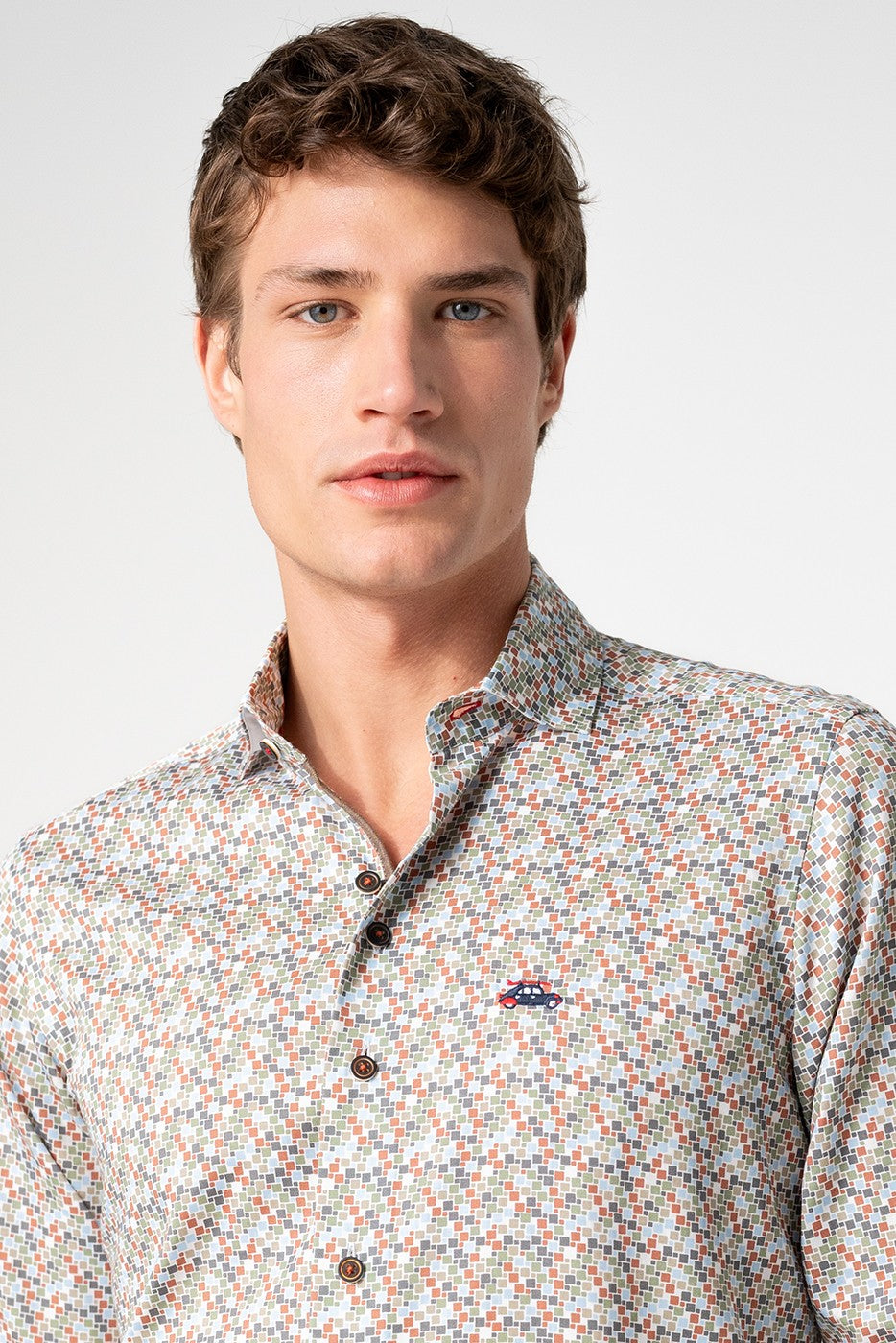 Camisa estampada hombre tonos tierra