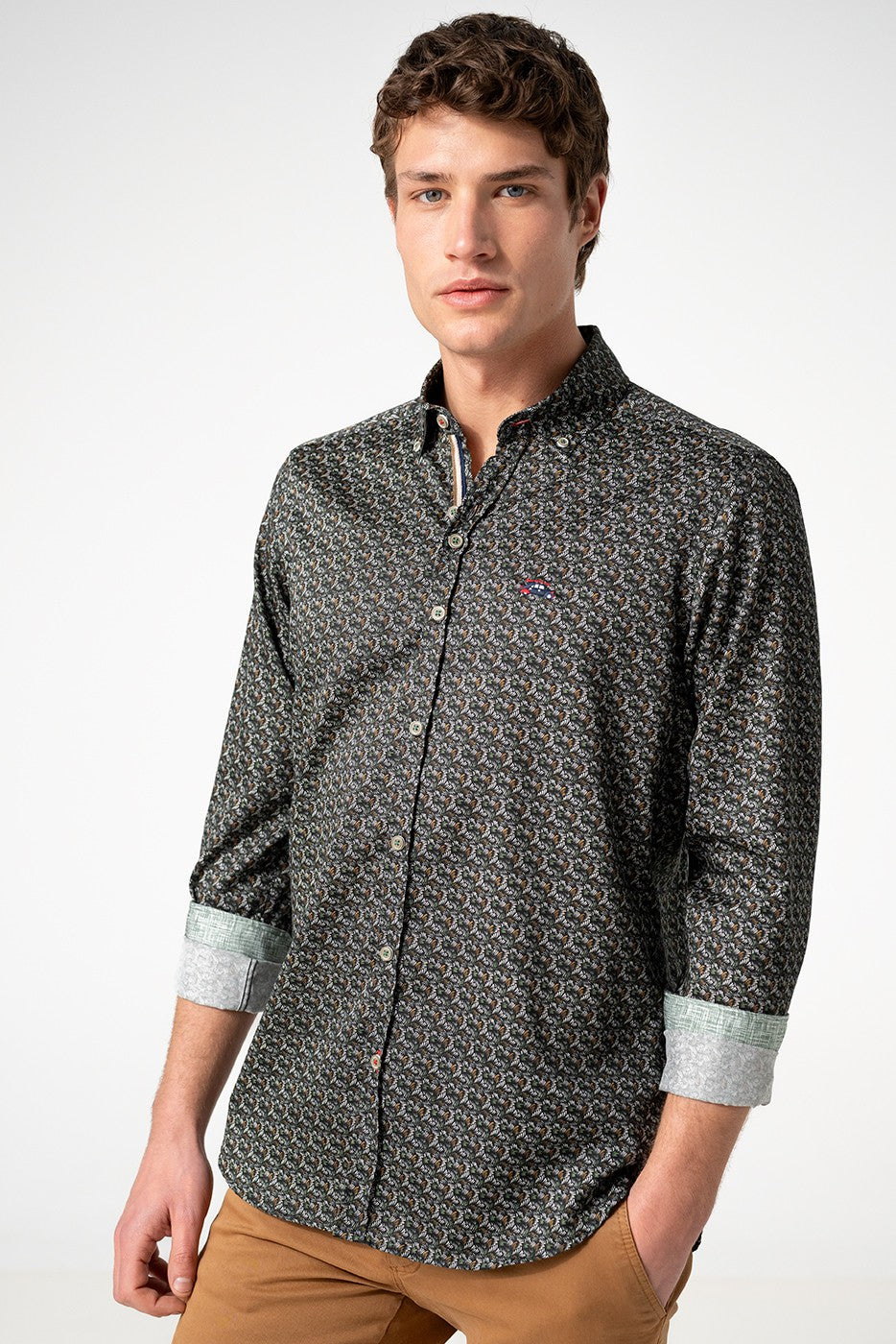 Camisa estampado oscuro con tonos verdes hombre