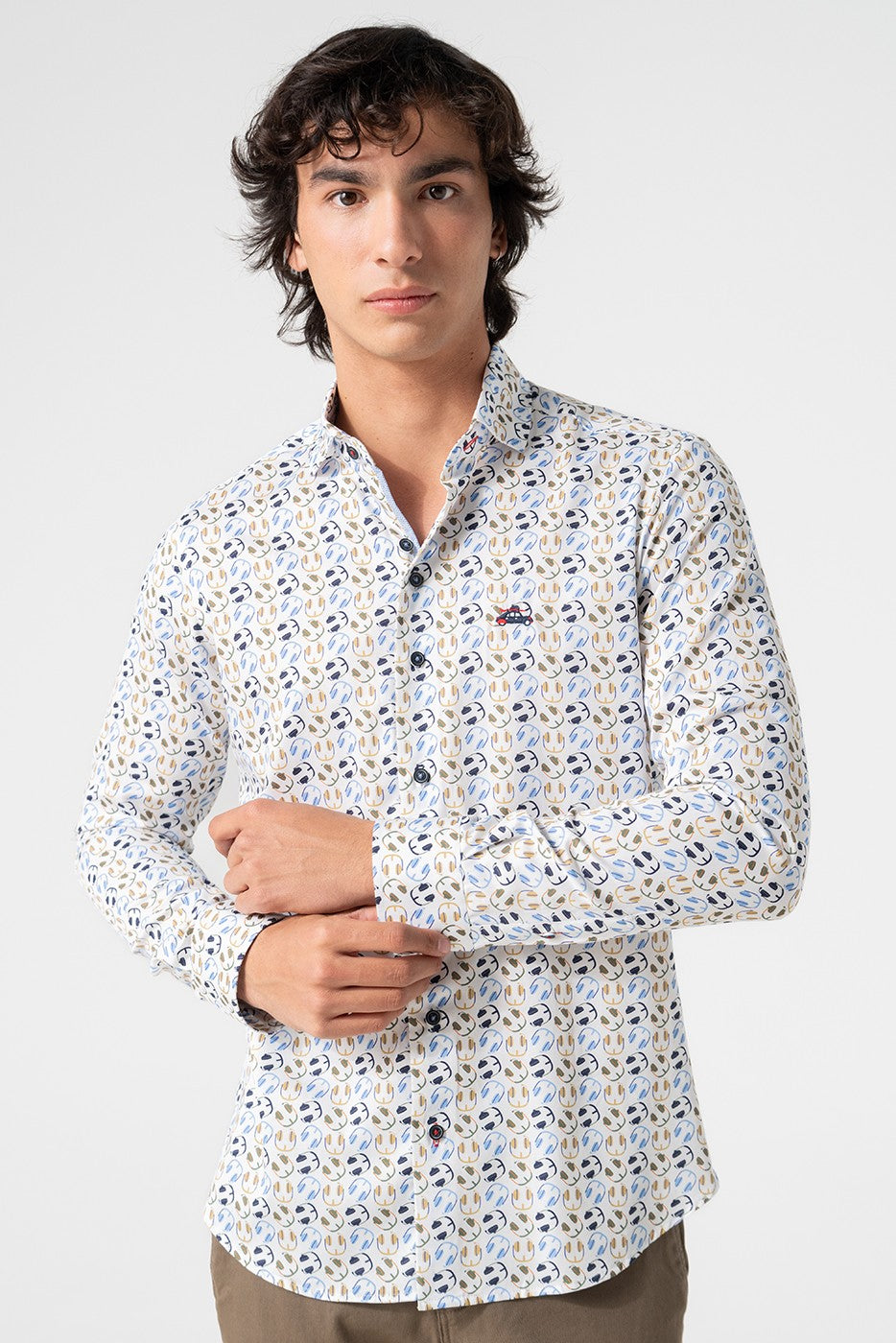 Camisa hombre estampado auriculares fondo blanco