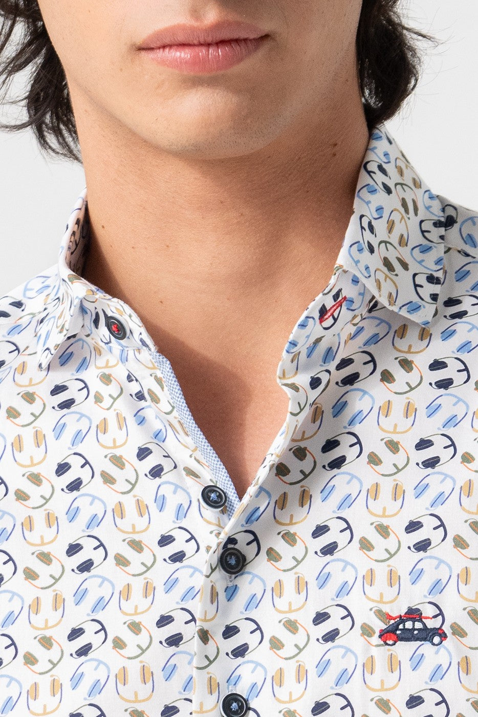 Camisa hombre estampado auriculares fondo blanco