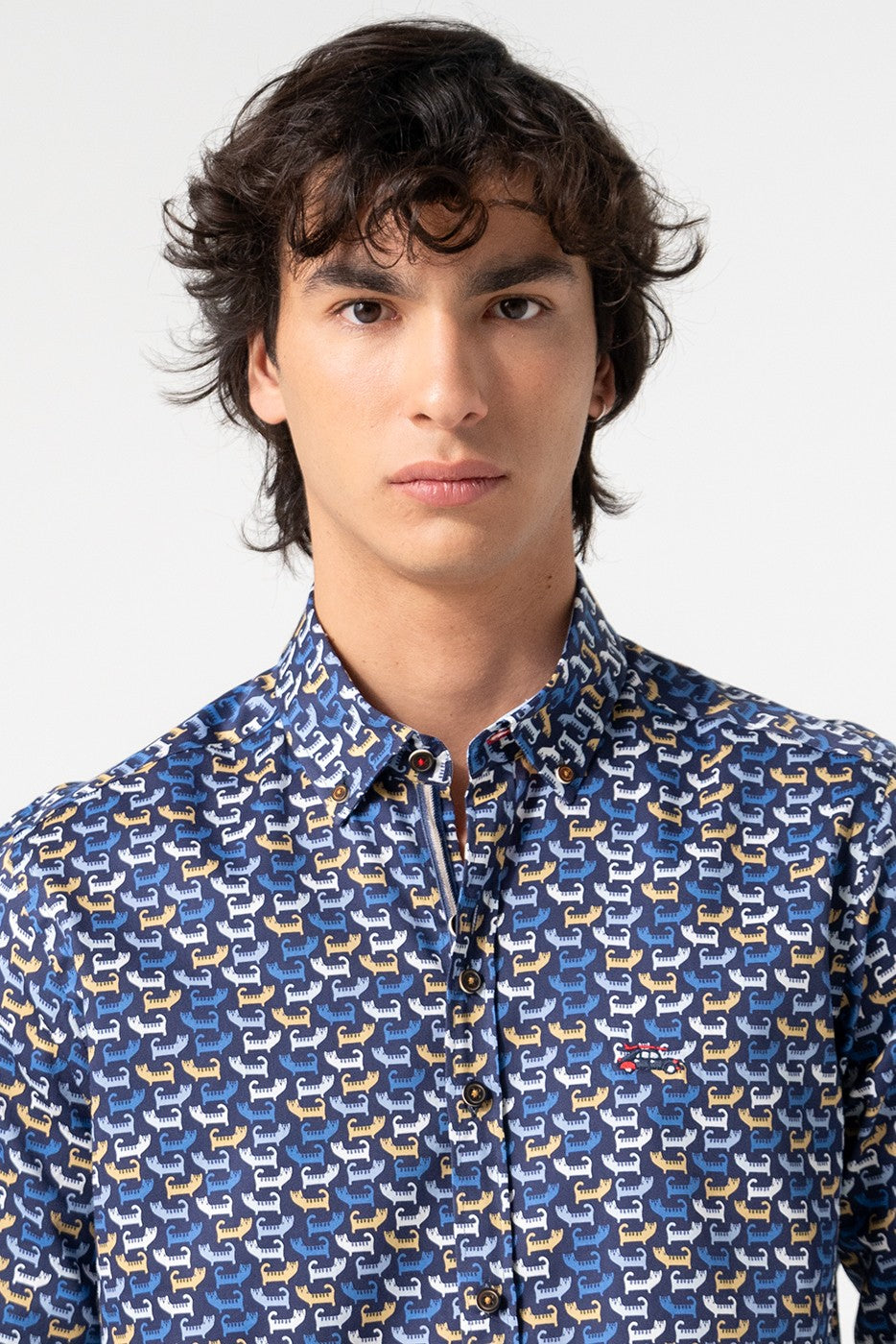 Camisa hombre estampada gatos fondo azul