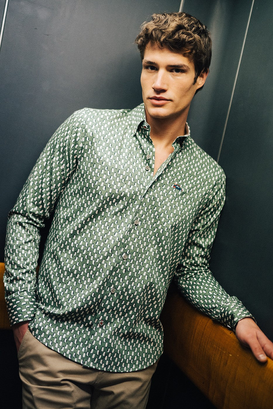 Camisa hombre slim fit verde estampado pingüinos