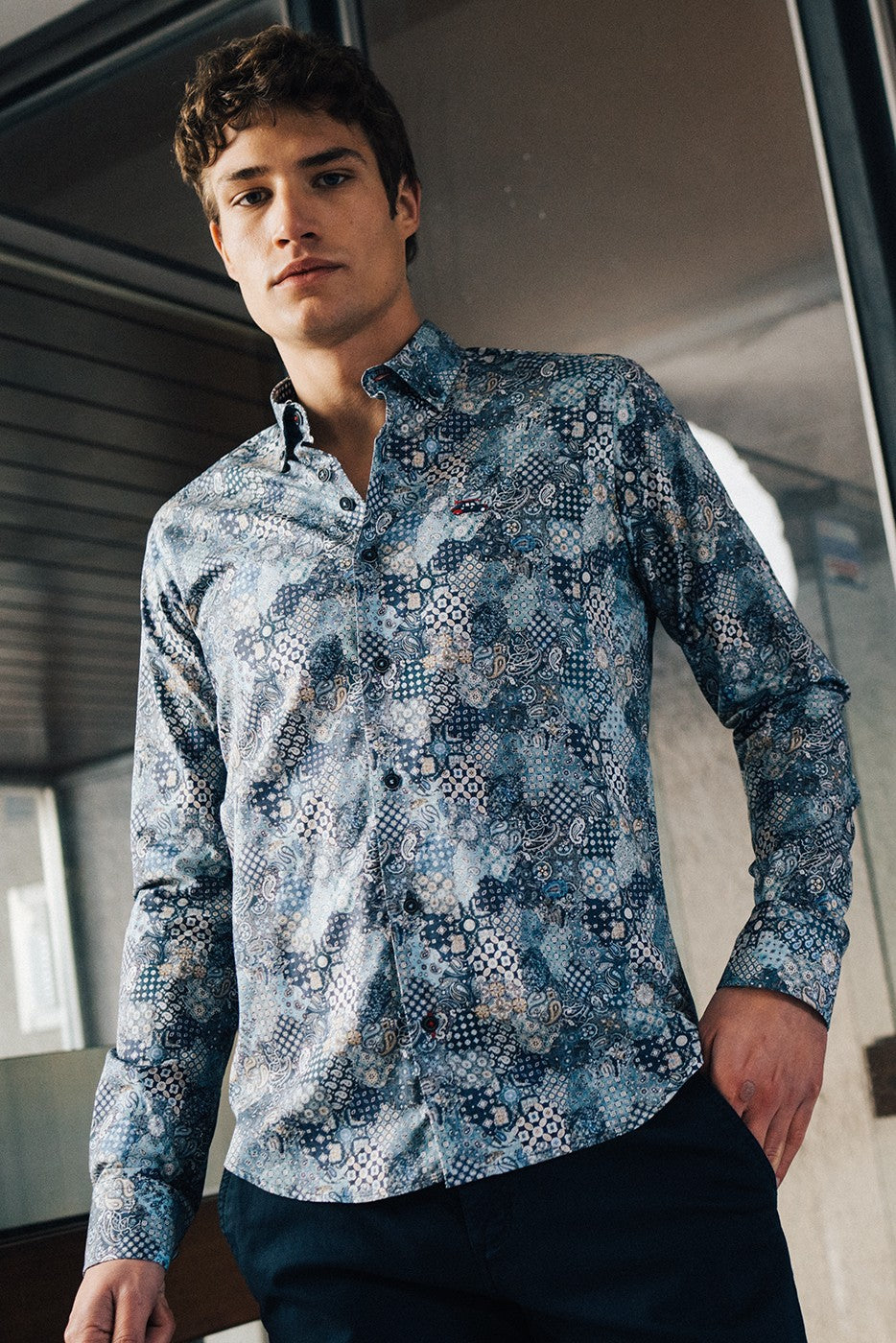 Camisa regular fit estampado patchwork tonos azules