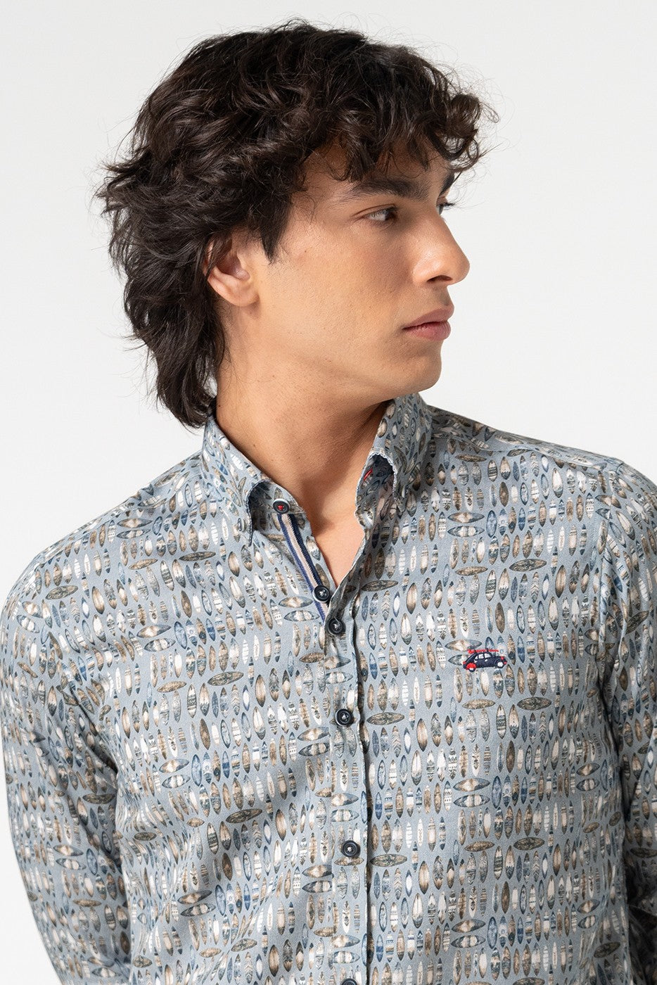 Camisa slim fit hombre estampado tablas de surf en fondo gris