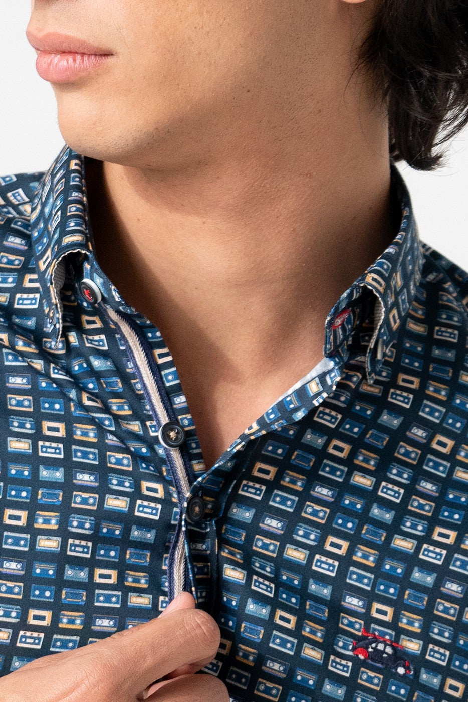 Camisa estampada casetes multicolor fondo marino