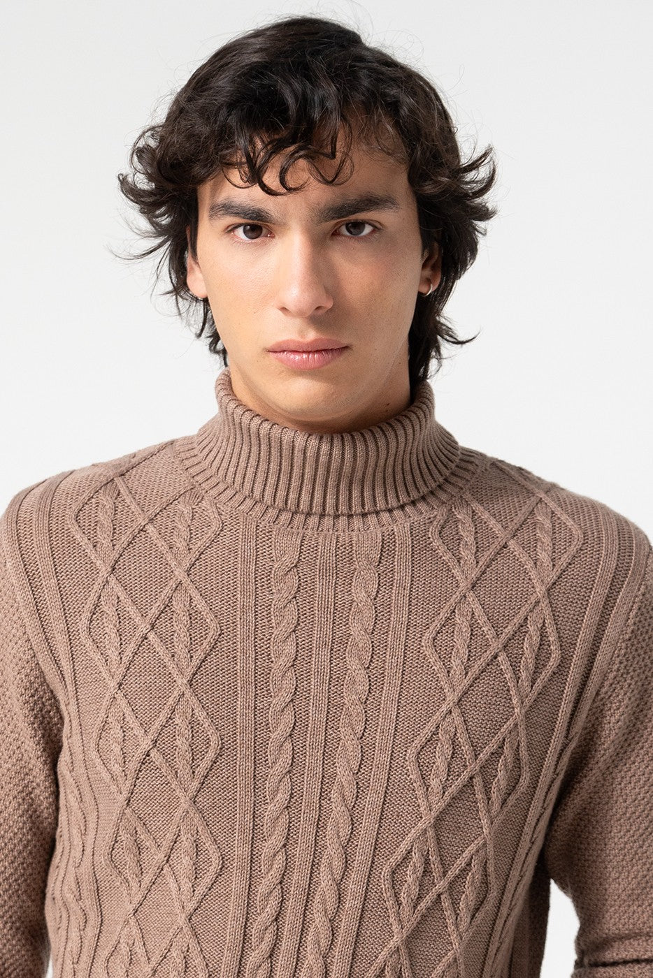 Jersey punto hombre marrón cuello alto