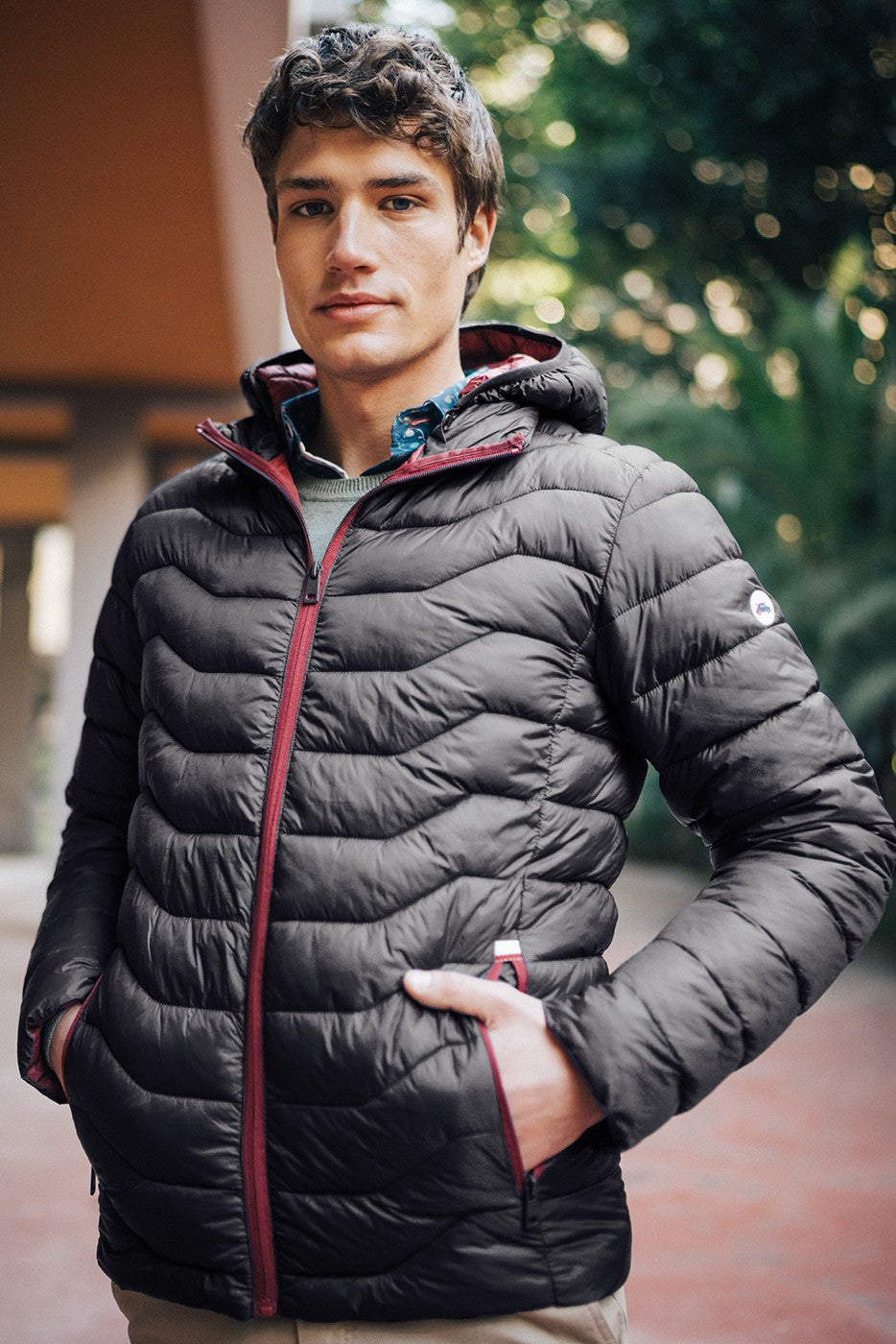 Chaqueta acolchada negra con capucha