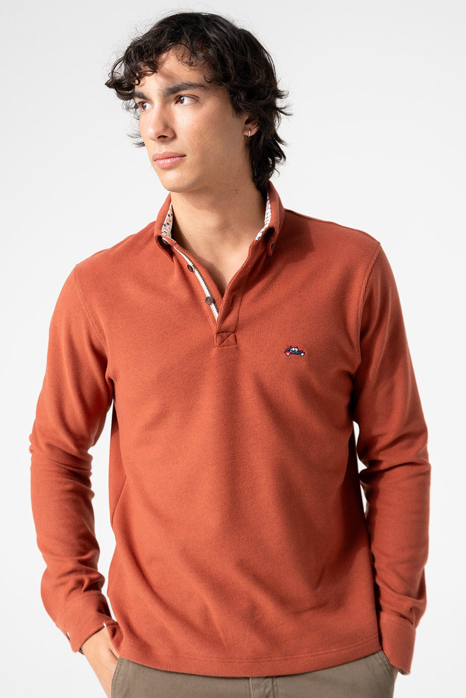 Polo de punto color caldera con cuello camisero