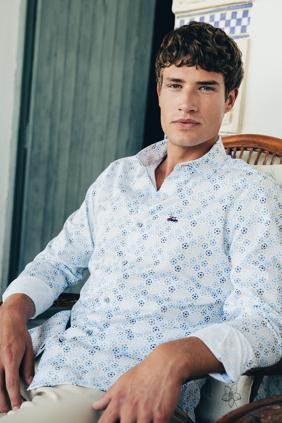 Camisa hombre estampado pelotas azules