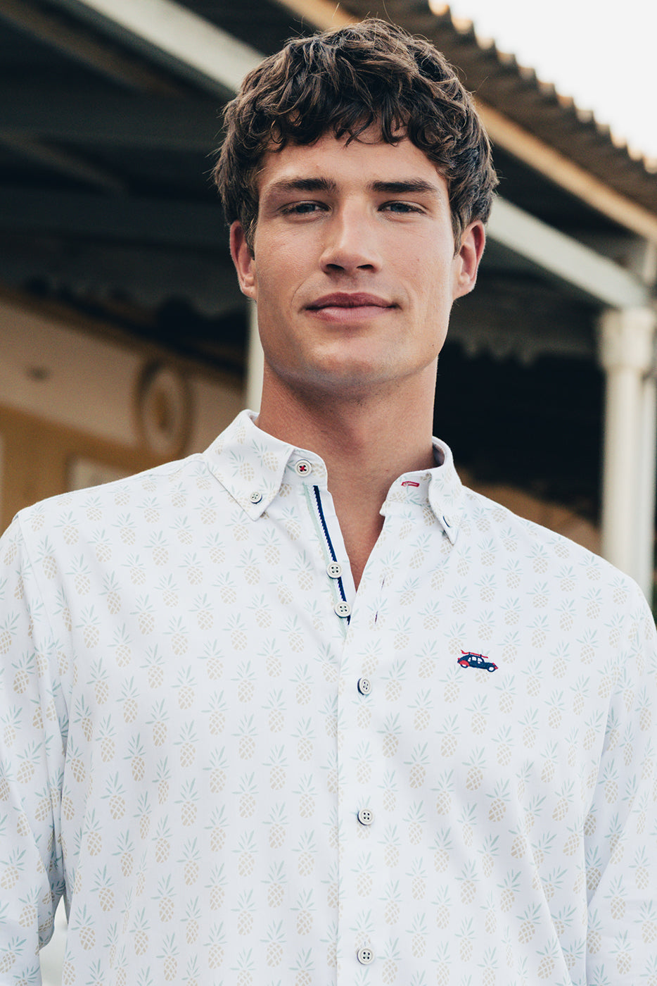 Camisa slim fit hombre estampado piñas