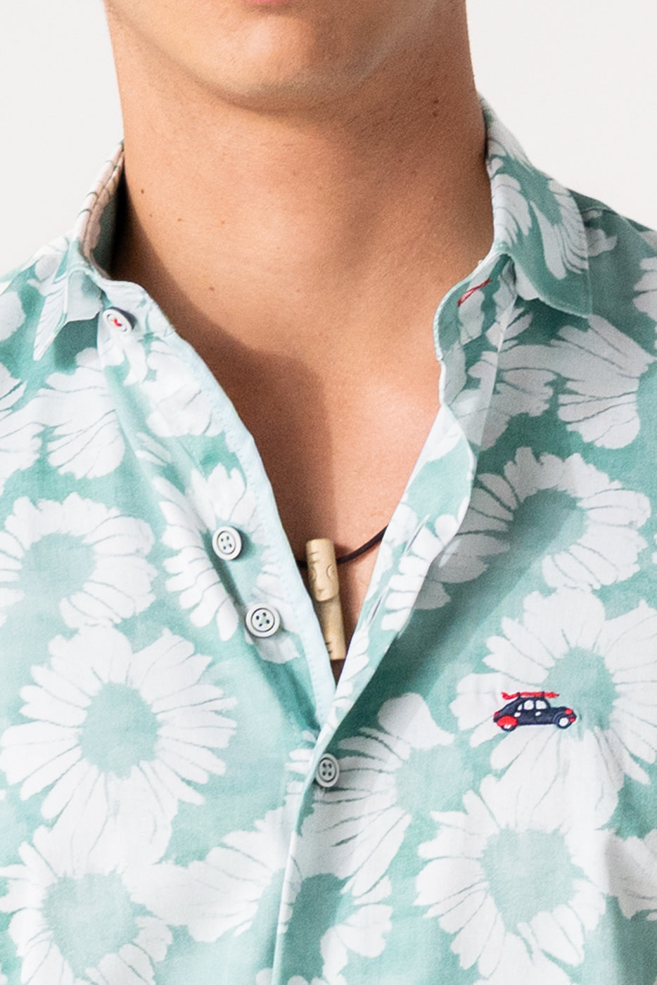 Camisa manga corta estampado flores fondo verde