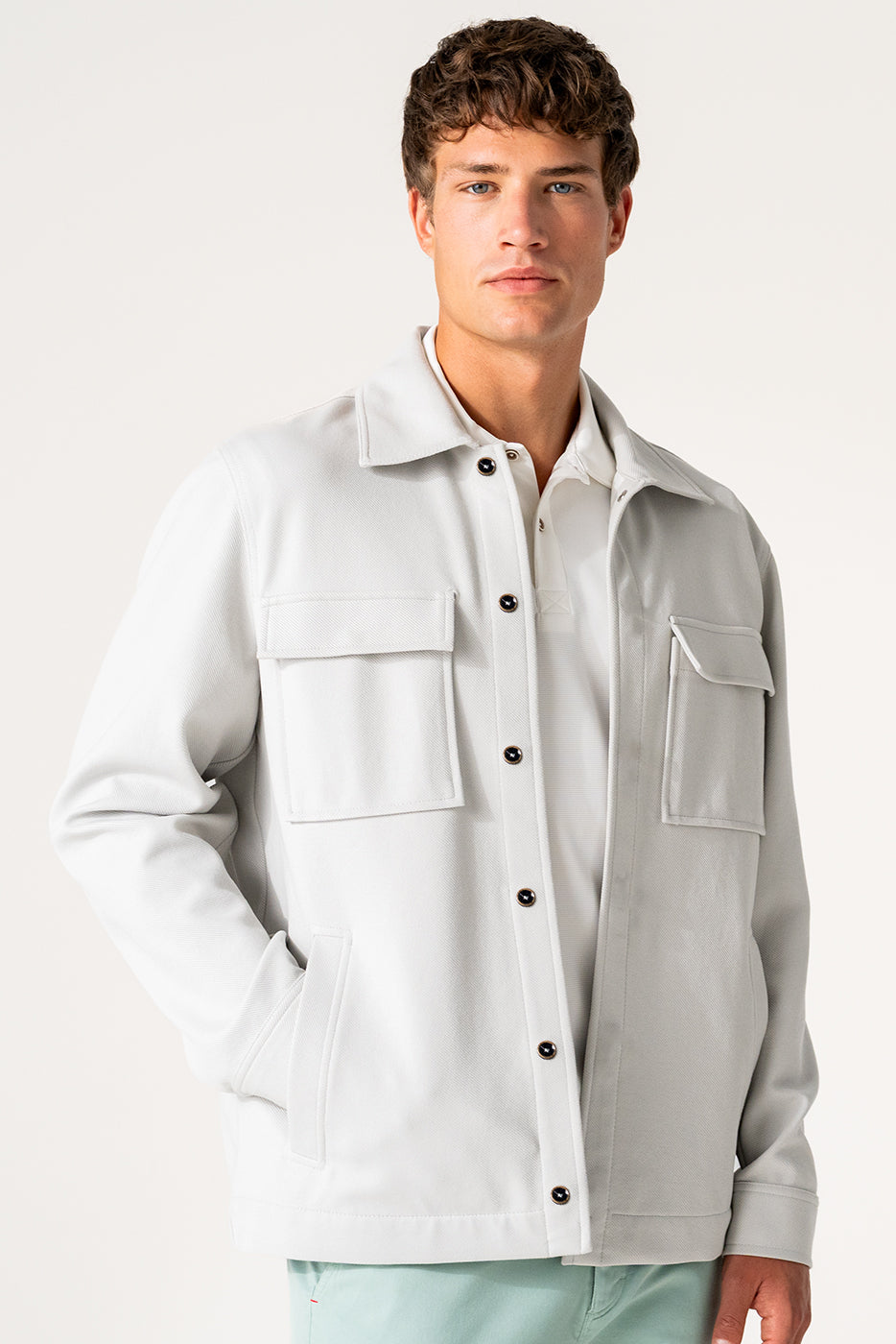 Sobrecamisa hombre blanca con bolsillos con tapa