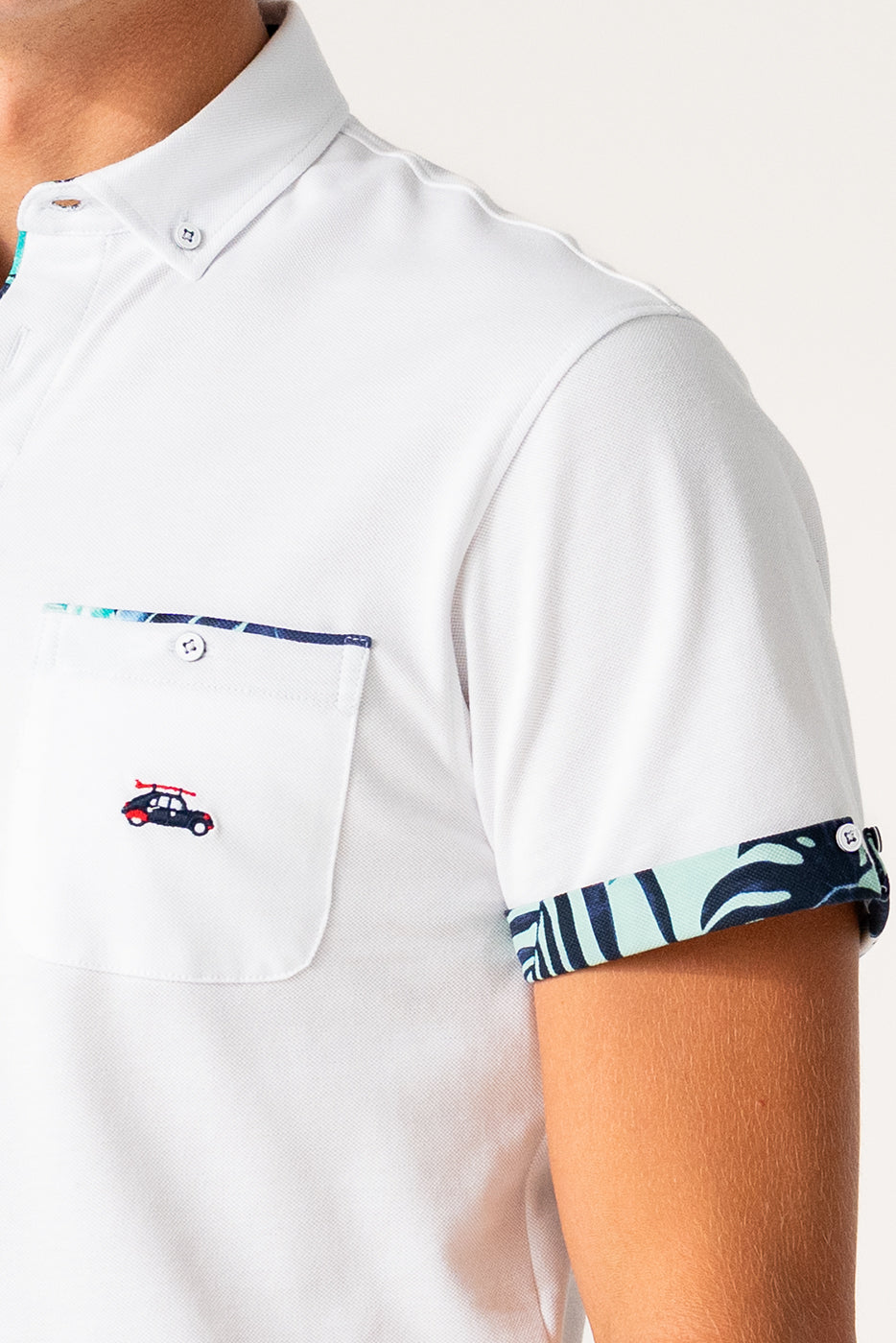 Polo hombre blanco con detalles estampados