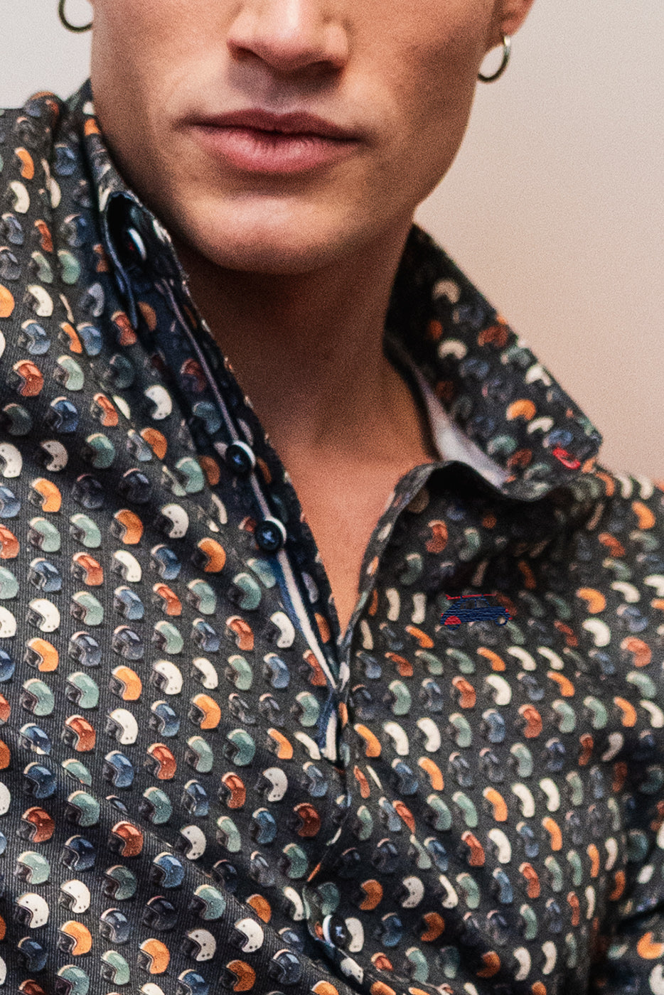 Camisa estampada cascos de moto hombre