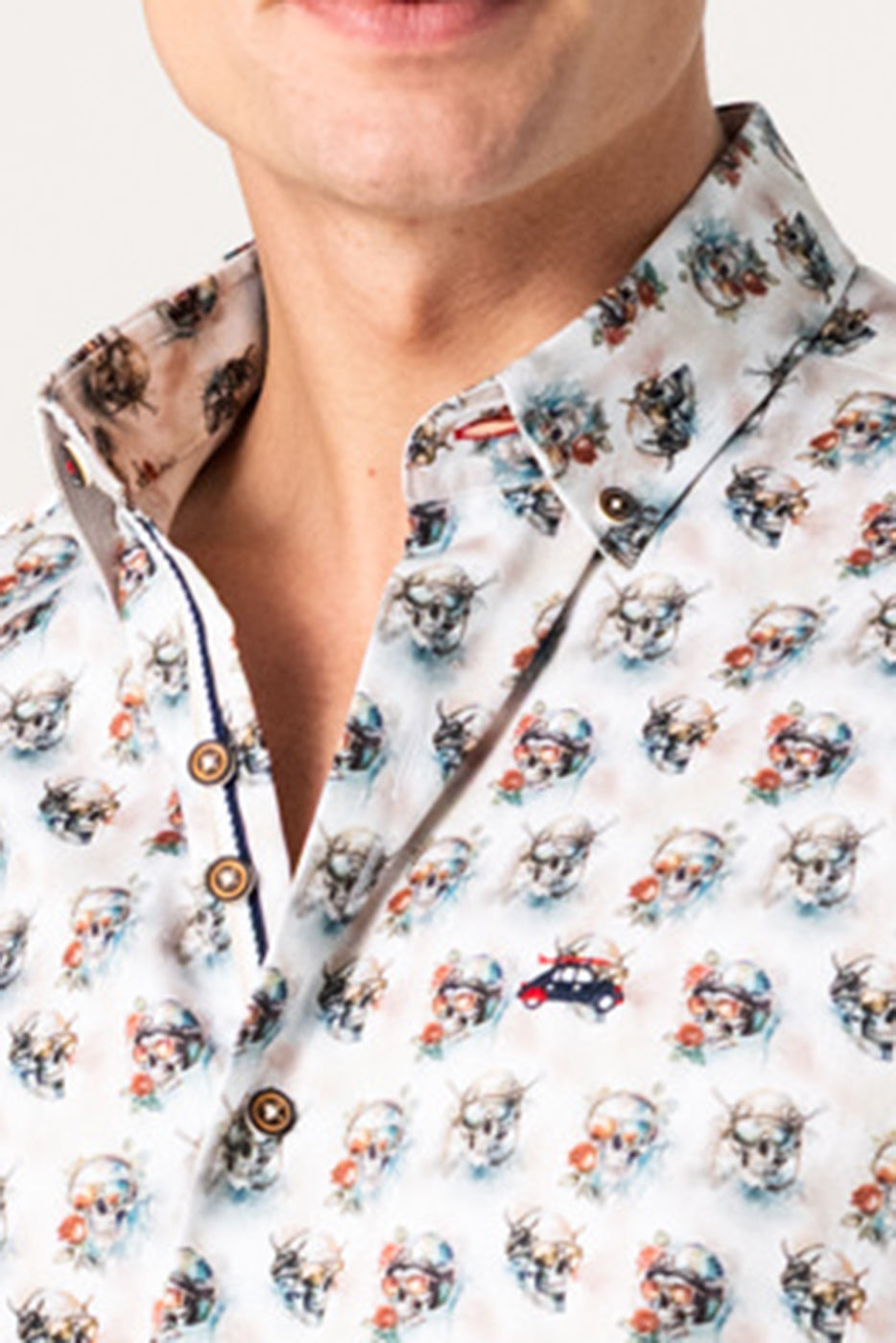 Camisa blanca hombre estampado calaveras mexicanas