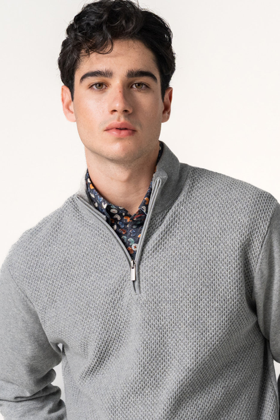 Jersey gris texturizado con media cremallera para hombre