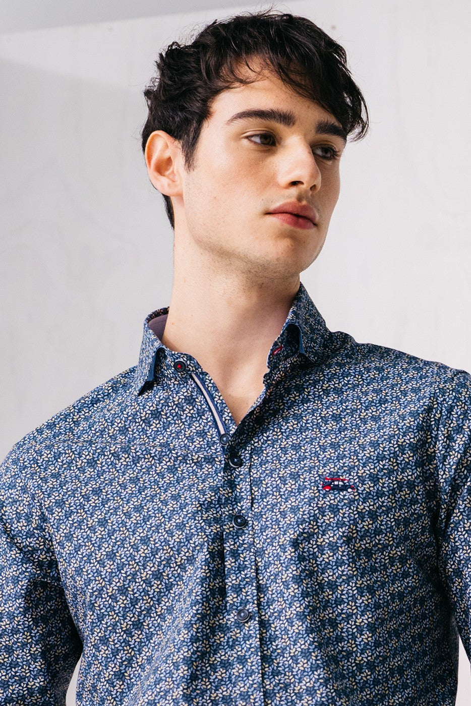 Camisa hombre estampado liberty sobre fondo marino