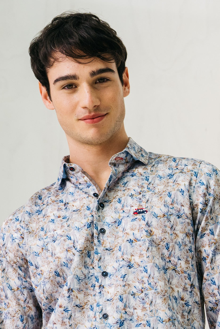 Camisa estampada hombre con hojas azules y beige