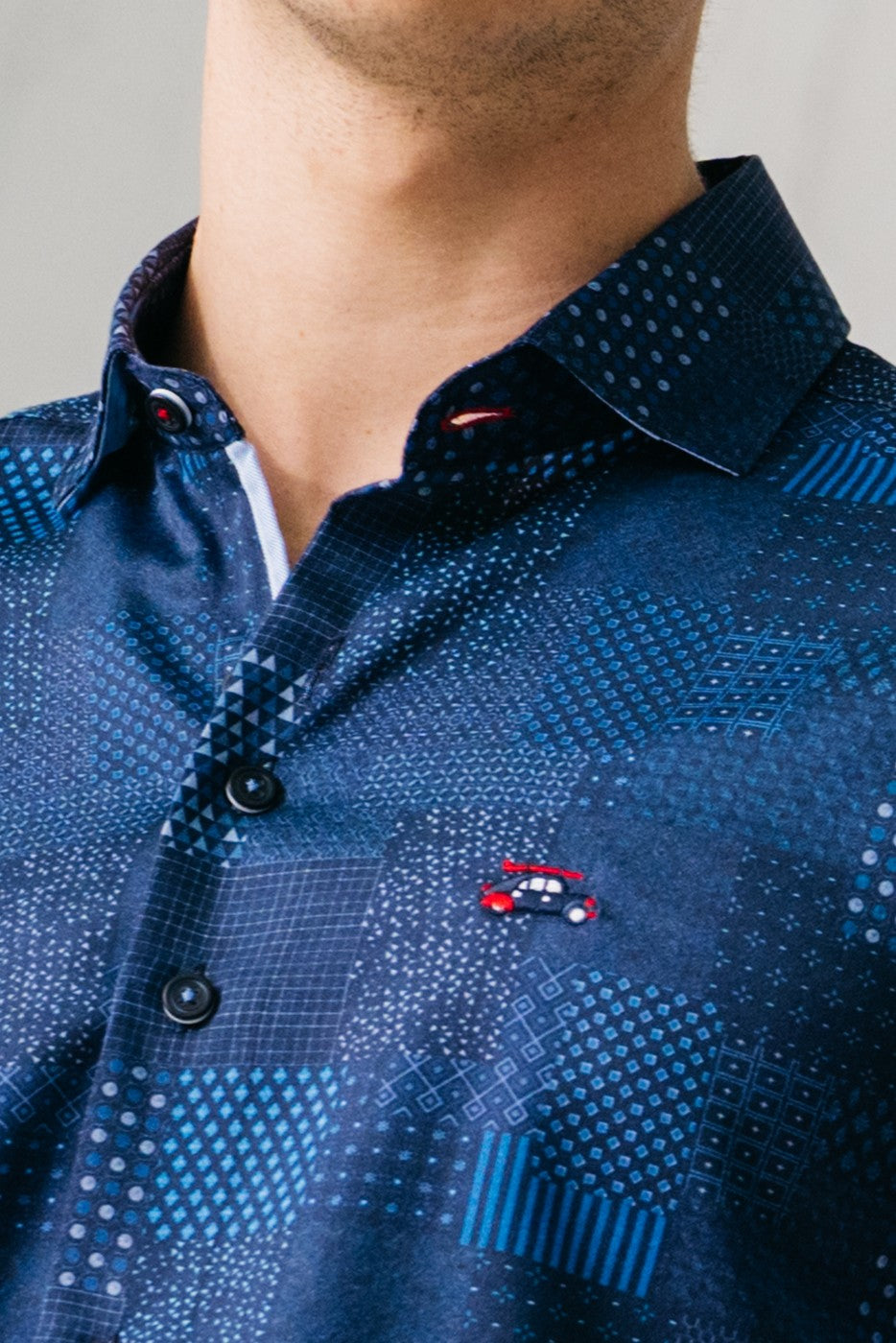 Camisa hombre con paneles tipo patchwork marino