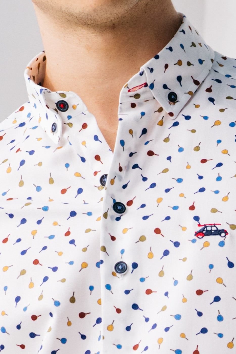Camisa hombre estampada con raquetas de tenis de colores