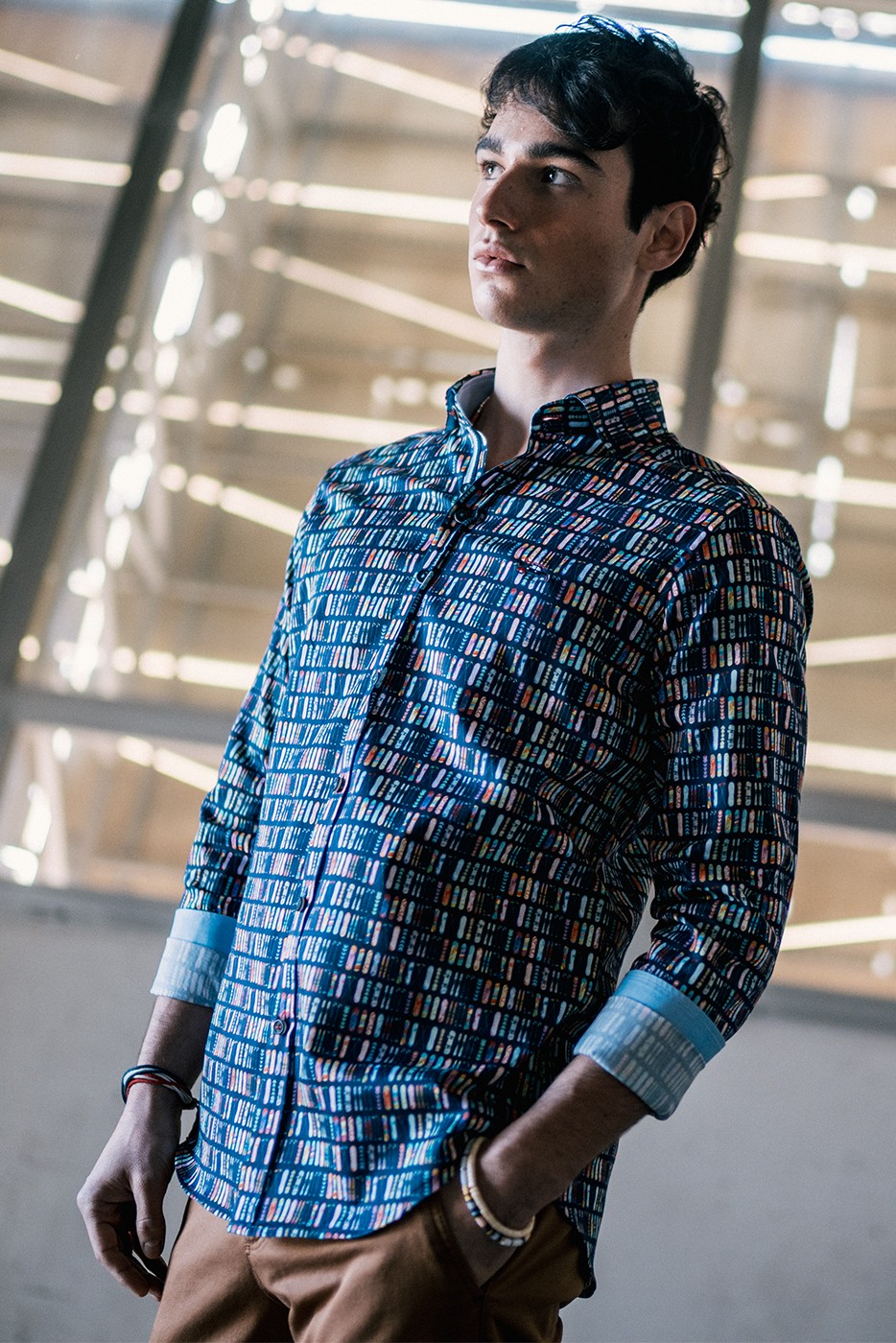 Camisa estampada hombre tablas snowboard sobre fondo marino