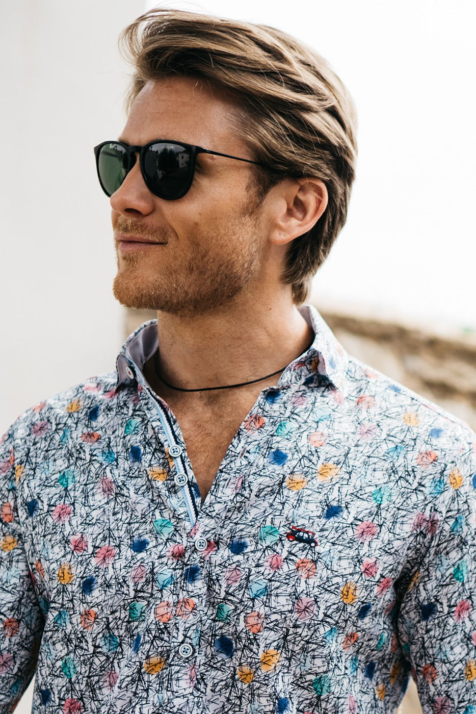 Camisa regular fit estampado abstracto multicolor