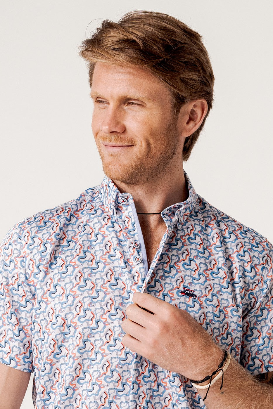 Camisa regular fit estampado abstracto multicolor