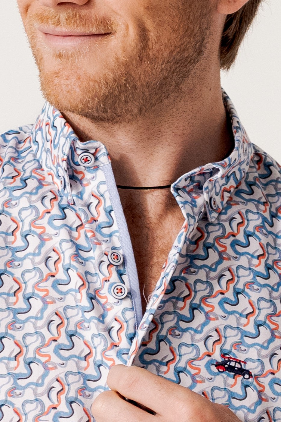 Camisa regular fit estampado abstracto multicolor