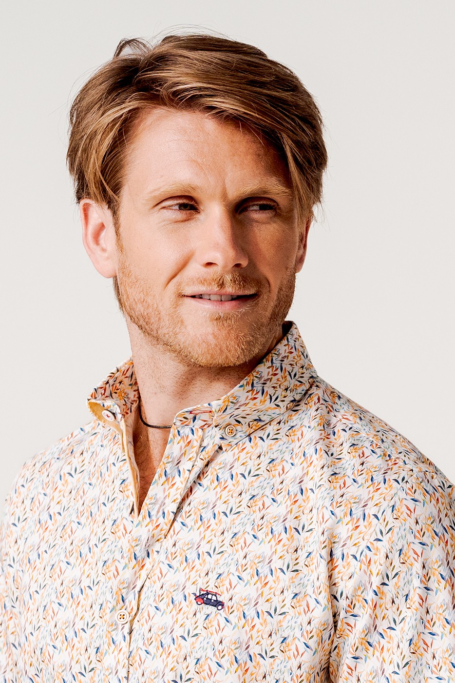 Camisa manga corta regular fit estampado hojas multicolor