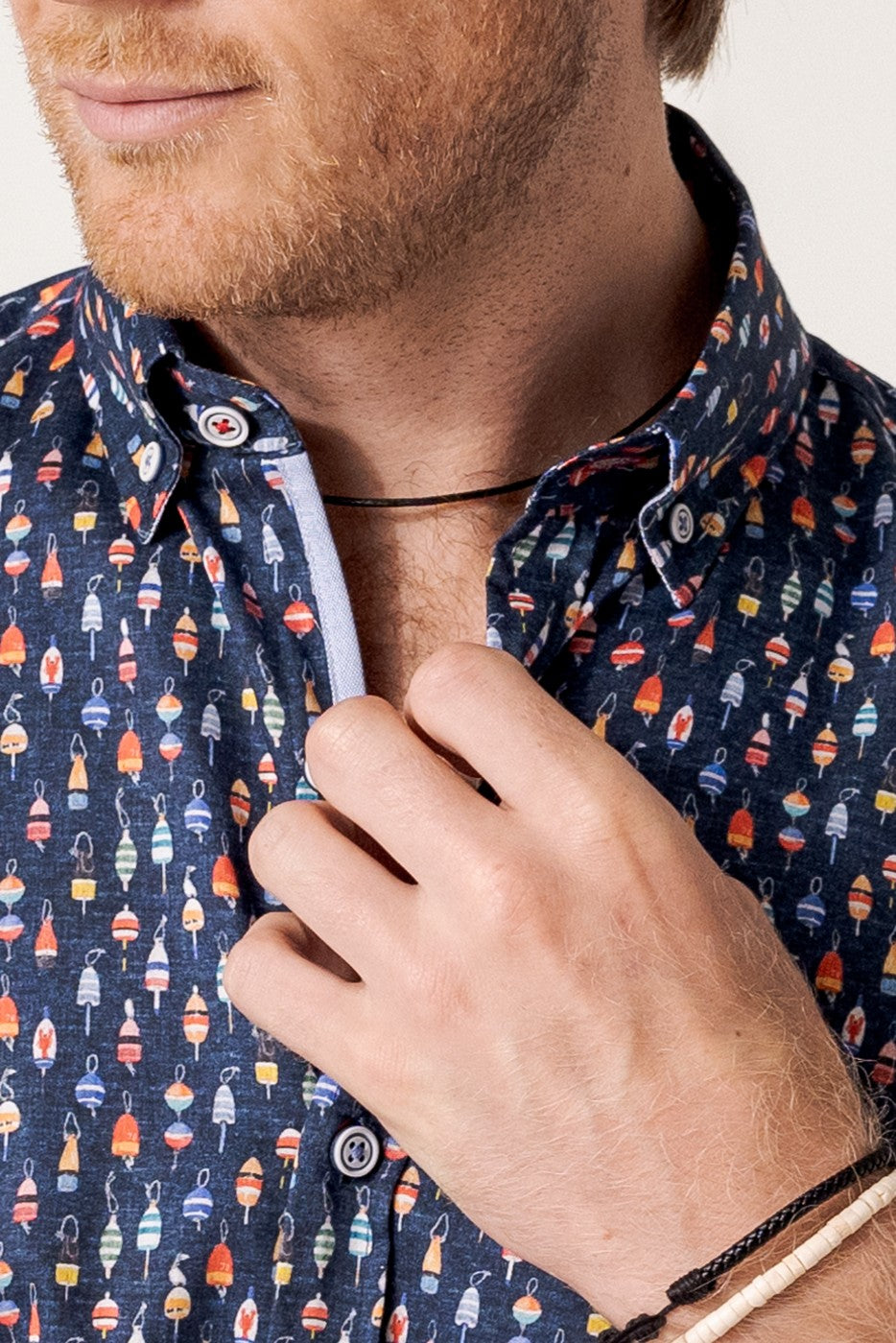 Camisa manga corta regular fit boyas de pesca multicolor