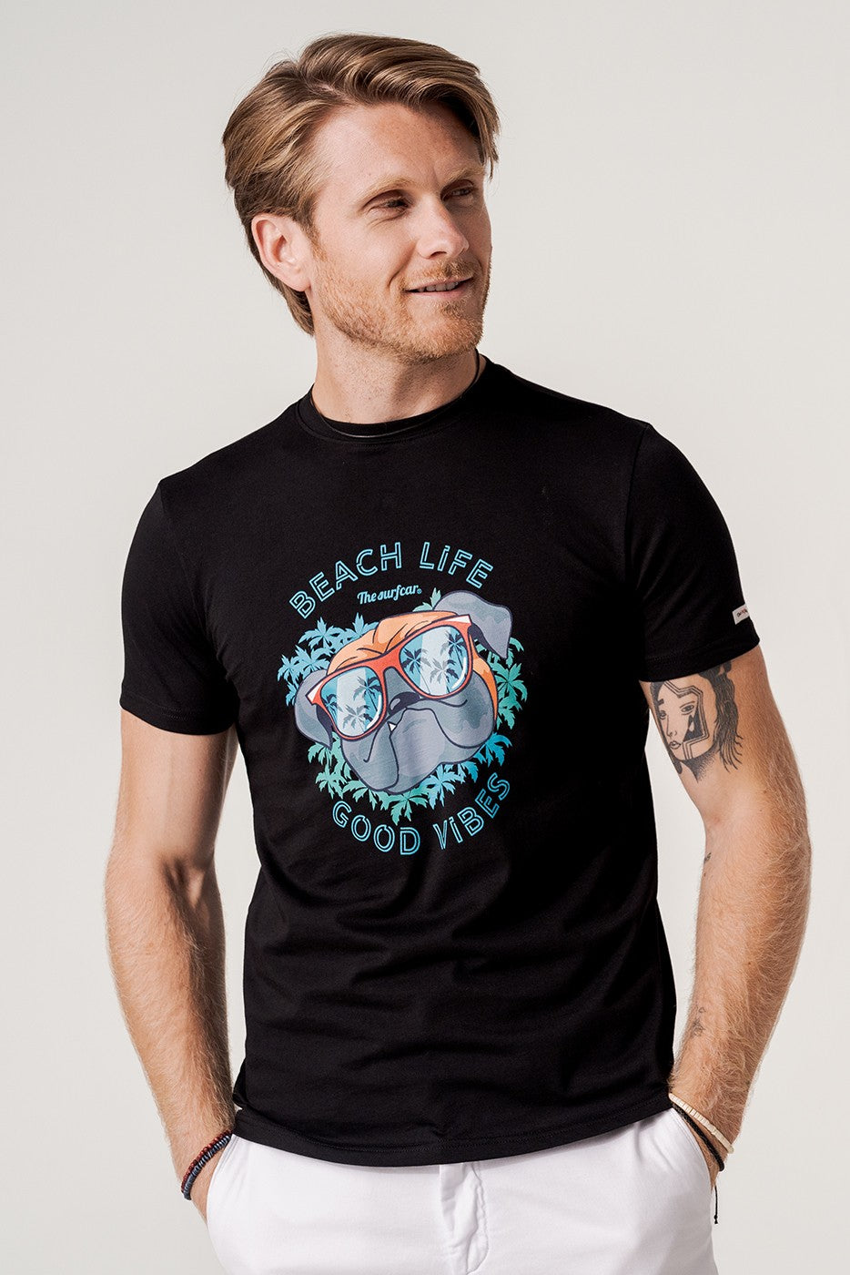 Camiseta negra manga corta perro bulldog "Beach Life. Good vibes"