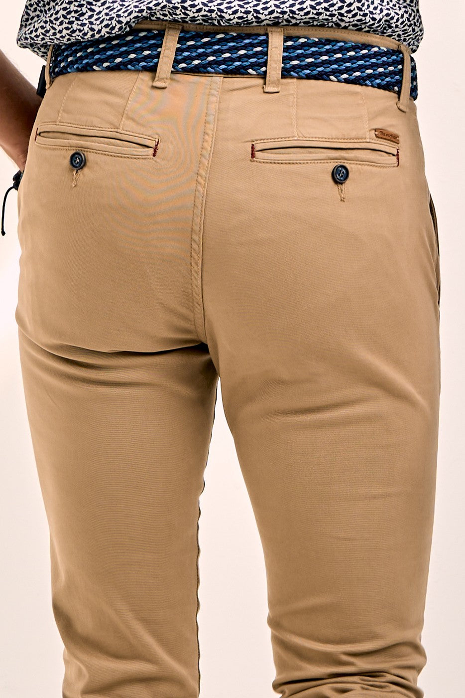 Pantalón chino slim fit color camel