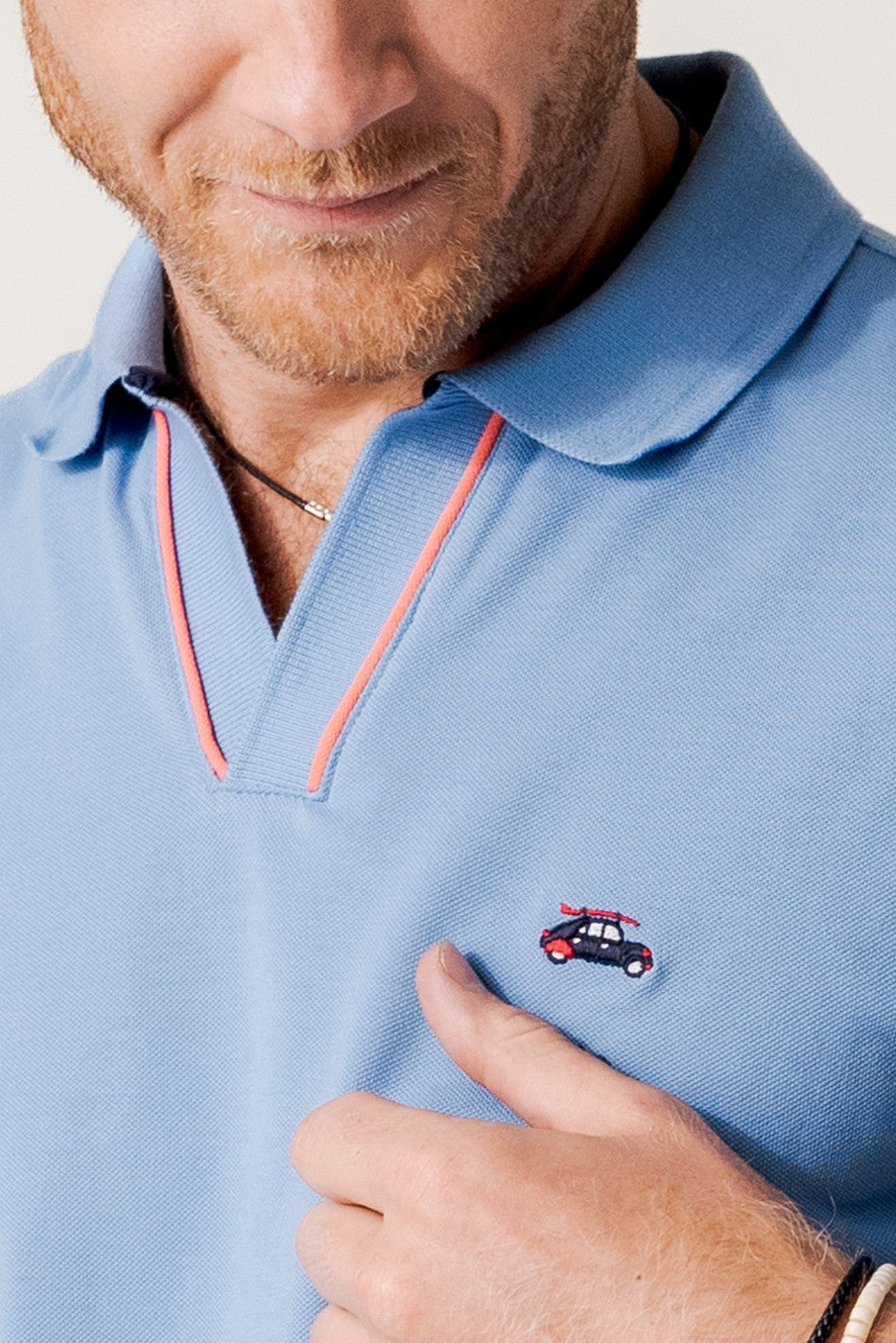 Polo manga corta celeste con detalles coral