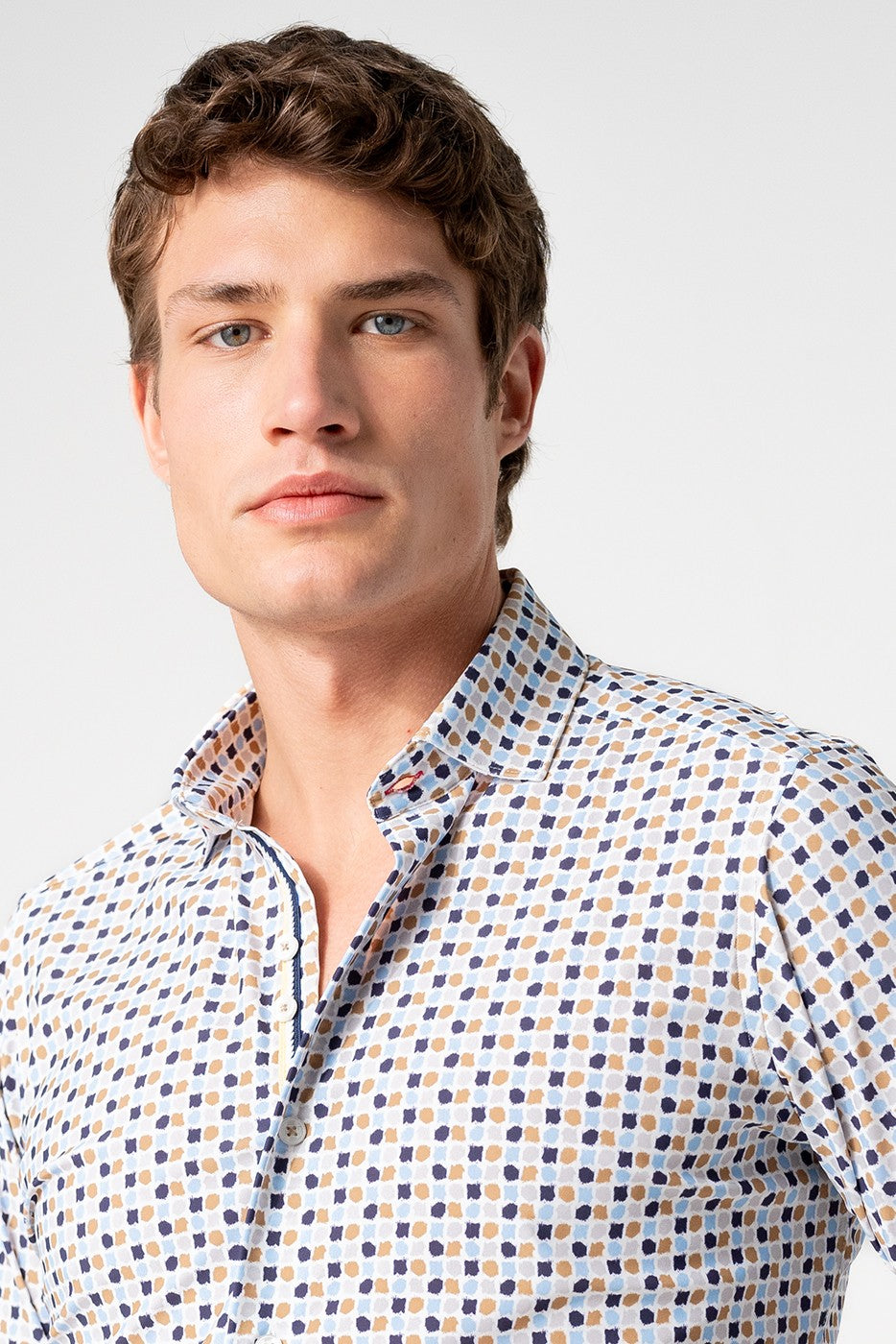 Camisa hombre estampada marino y beige