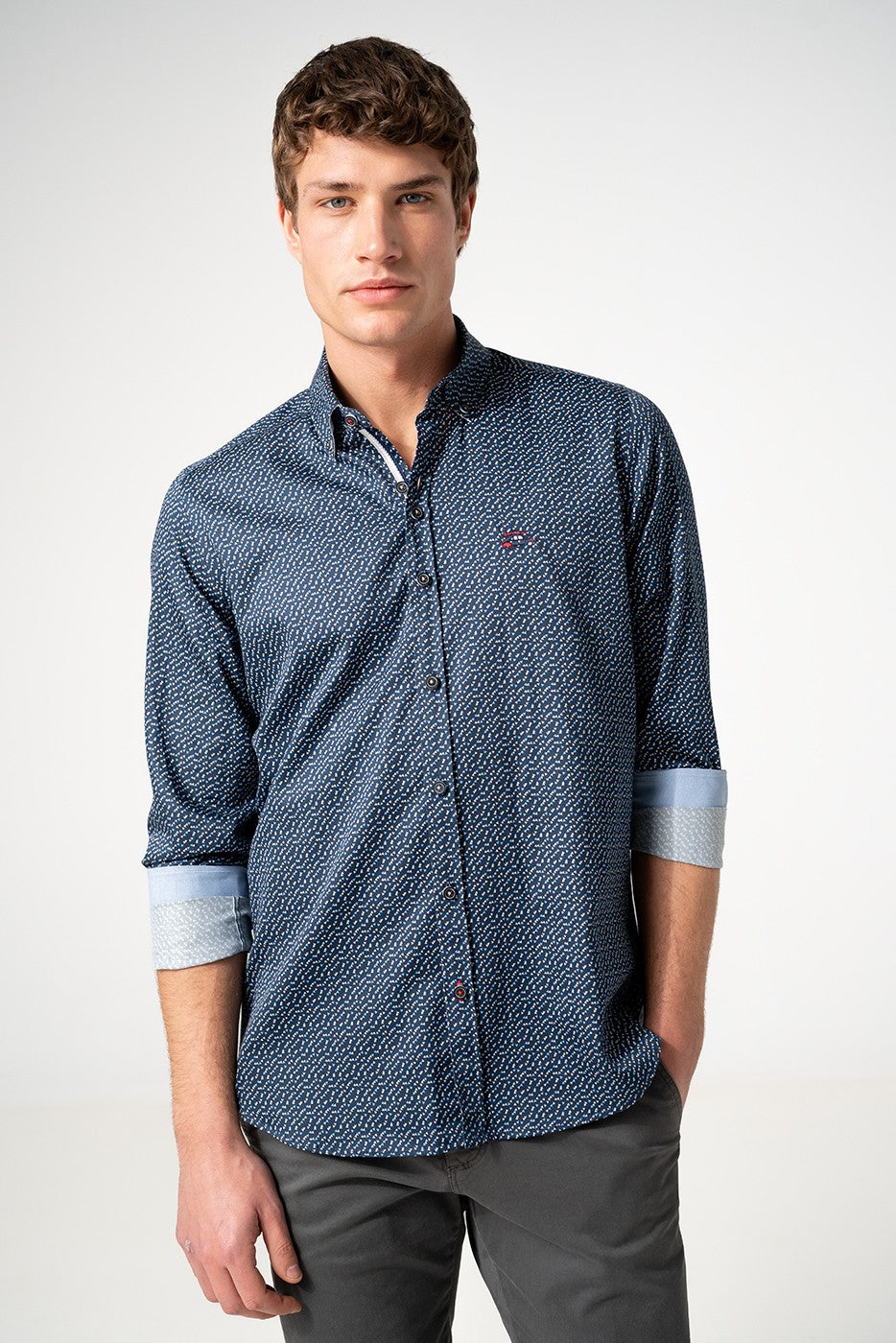 Camisa slim fit estampada triángulos fondo marino
