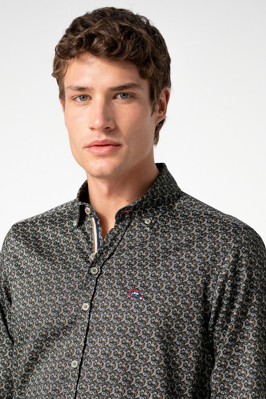 Camisa estampado oscuro con tonos verdes hombre