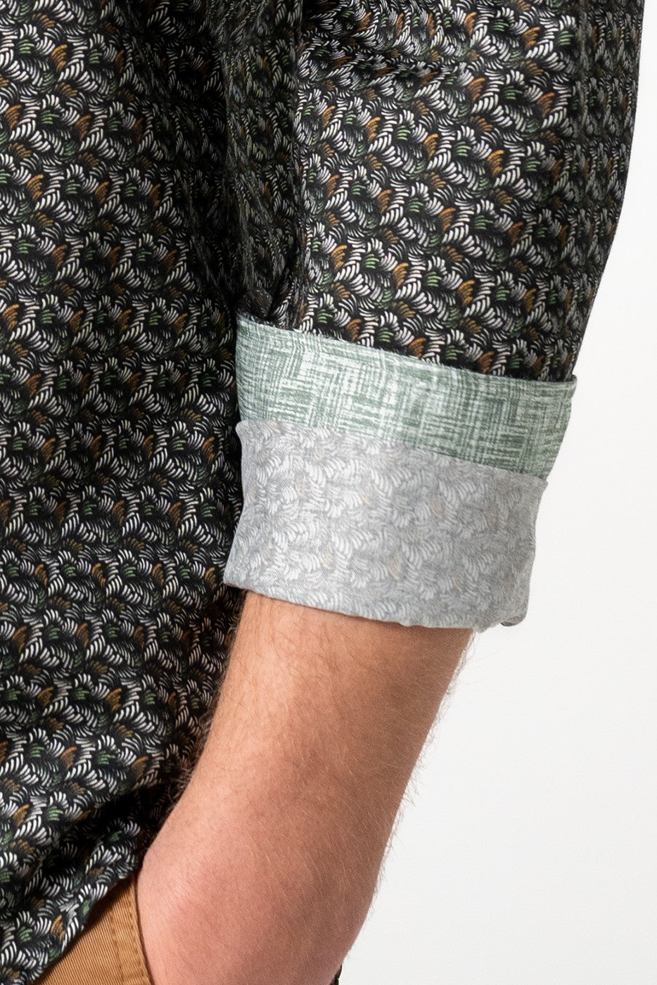 Camisa estampado oscuro con tonos verdes hombre
