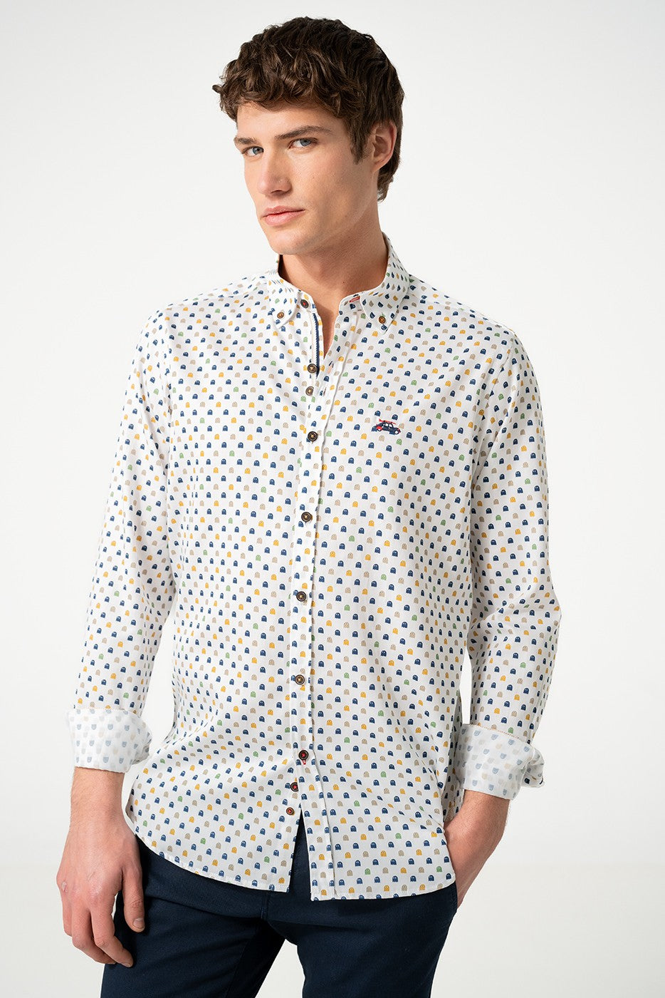 Camisa hombre estampado fantasmas fondo blanco