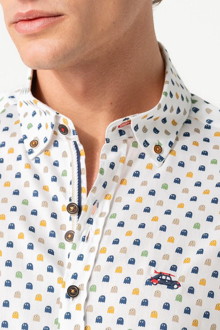 Camisa hombre estampado fantasmas fondo blanco